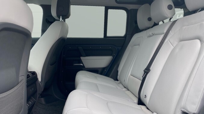 Land Rover Defender 3.0 D350 X-Dynamic HSE 110 5dr Auto Diesel Estate - Image 4